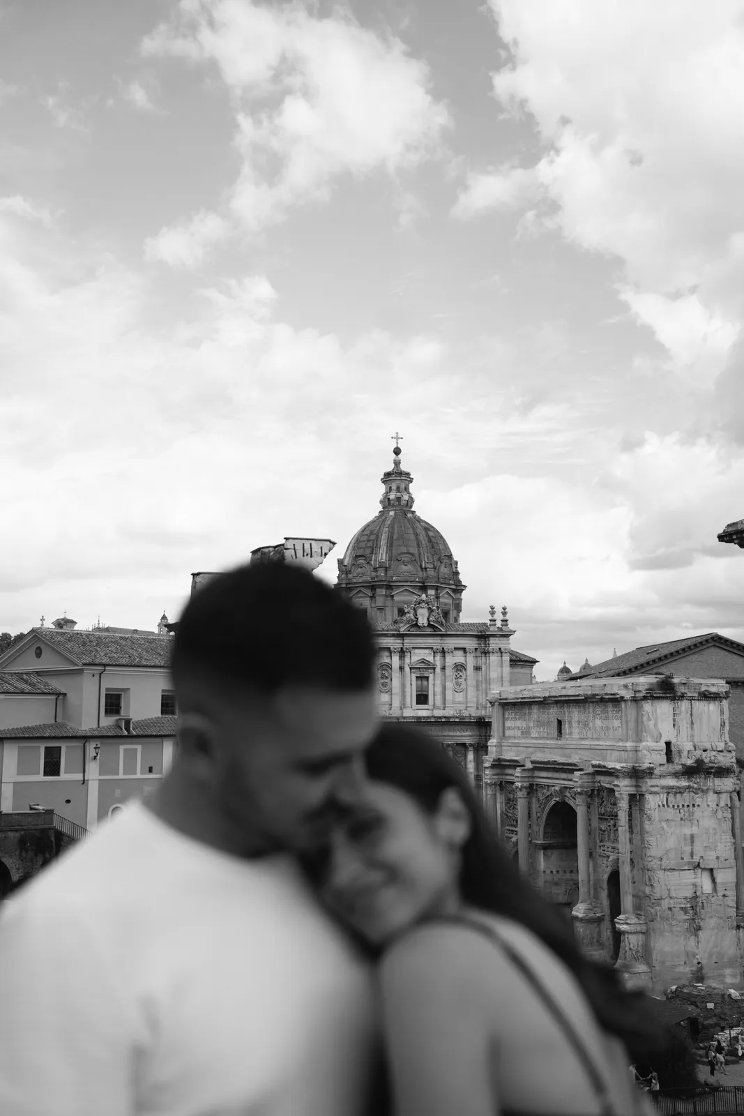 Preboda en Roma, abrazo frente al foro