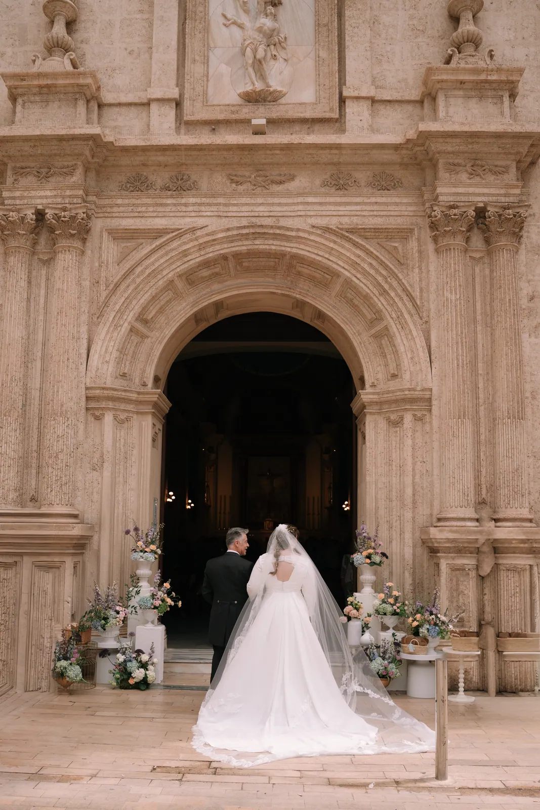 Novia entrando en la iglesia