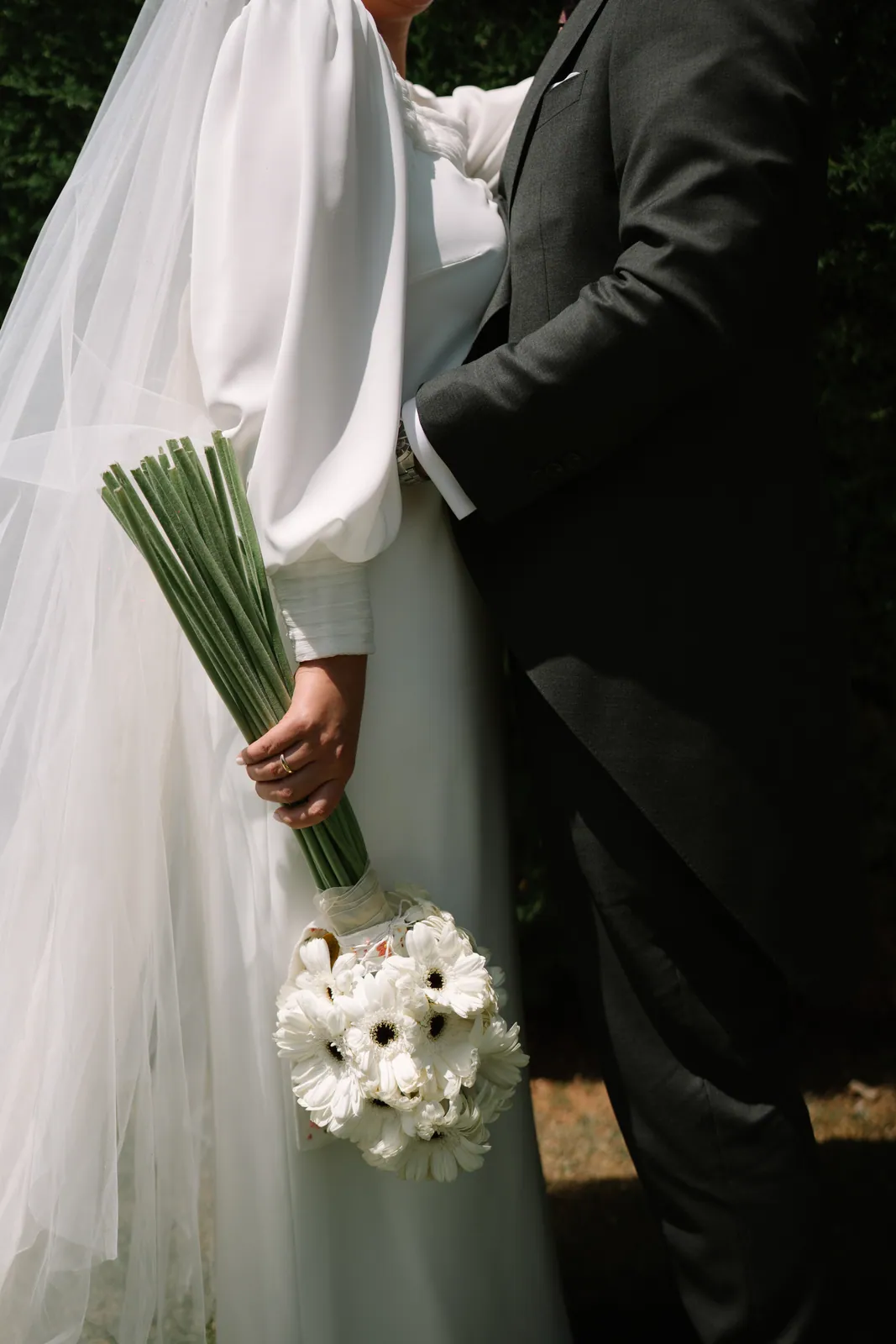 Ramo de margaritas en manos de la novia