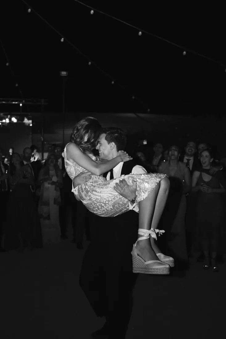 Novios celebrando en la fiesta