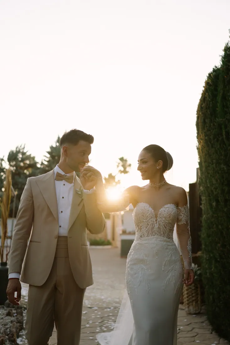 Novios caminando al atardecer