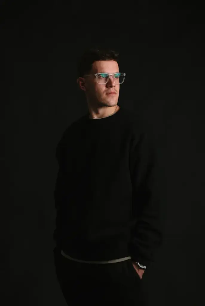 Fotos de Luis López posando